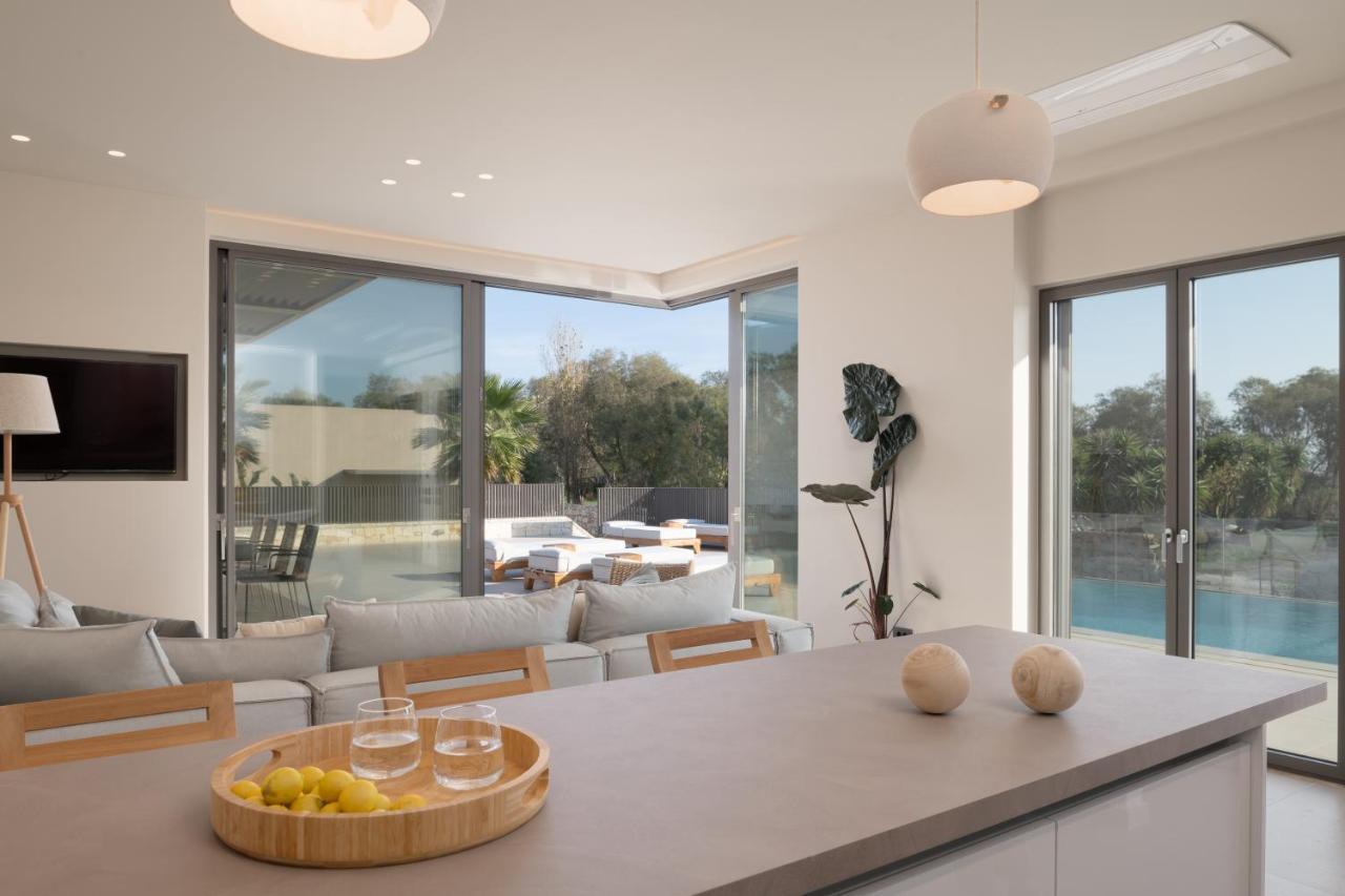 Athina Luxury Villa, With Pool & Walk To The Beach, By Thinkvilla 하니아 외부 사진