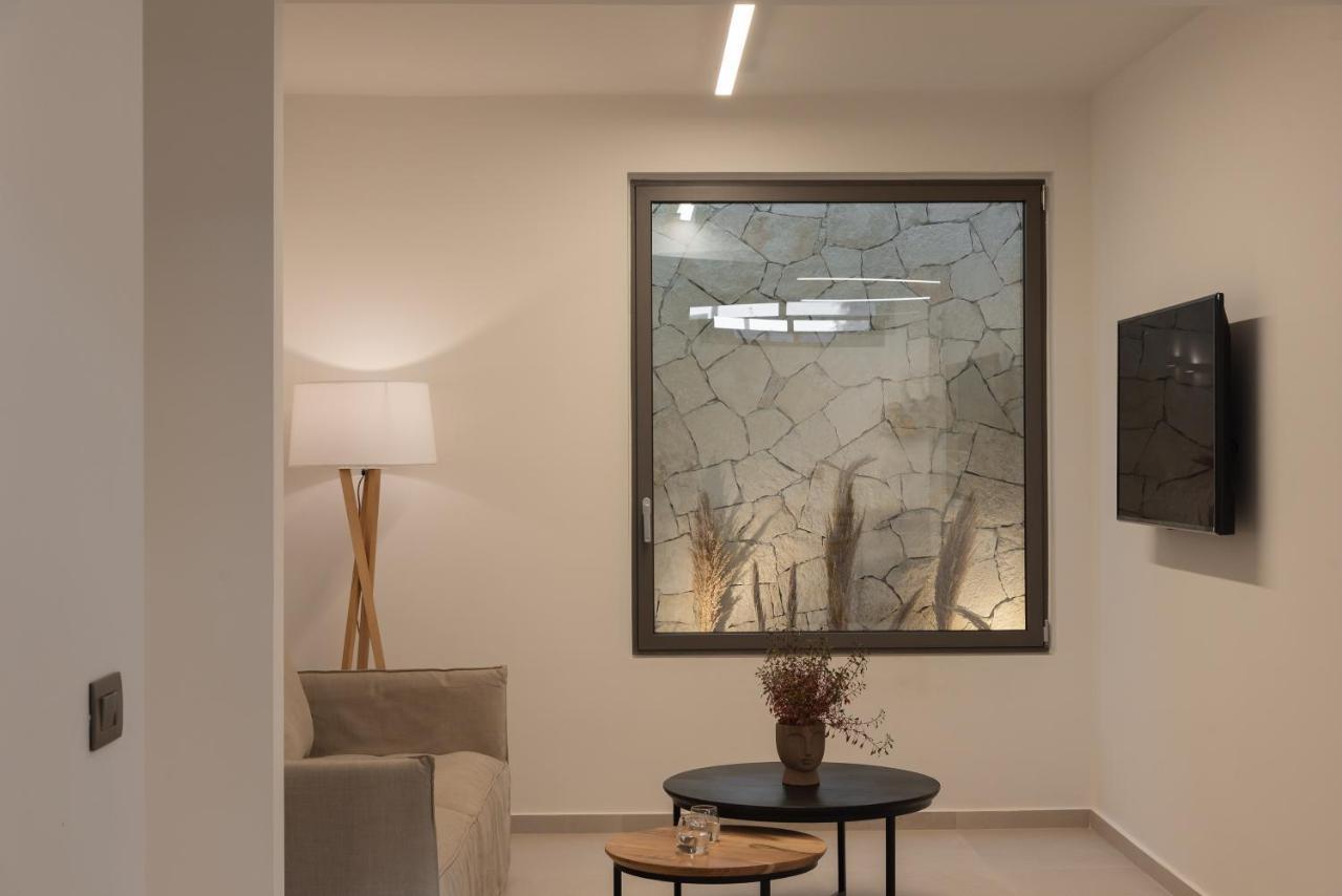 Athina Luxury Villa, With Pool & Walk To The Beach, By Thinkvilla 하니아 외부 사진