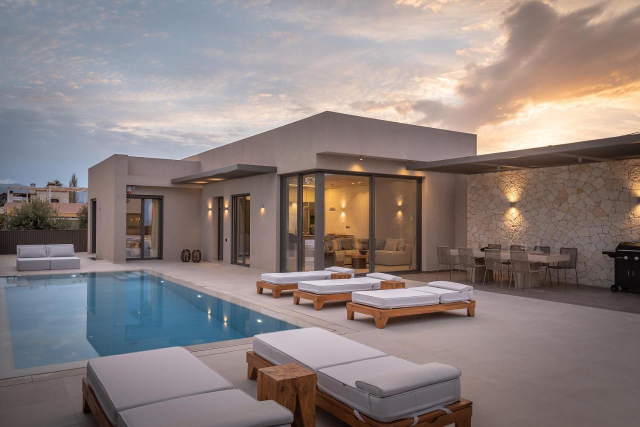 Athina Luxury Villa, With Pool & Walk To The Beach, By Thinkvilla 하니아 외부 사진