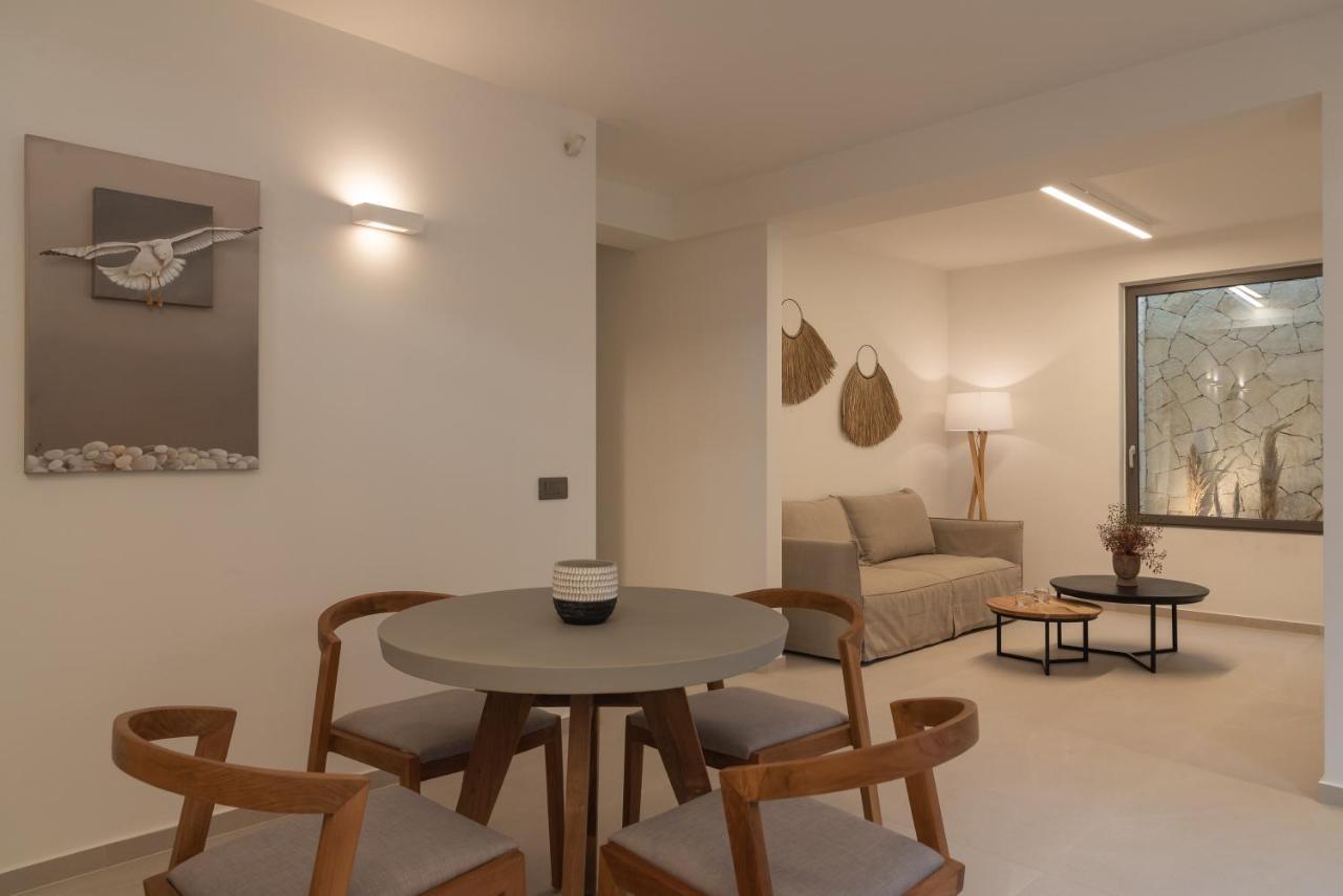 Athina Luxury Villa, With Pool & Walk To The Beach, By Thinkvilla 하니아 외부 사진
