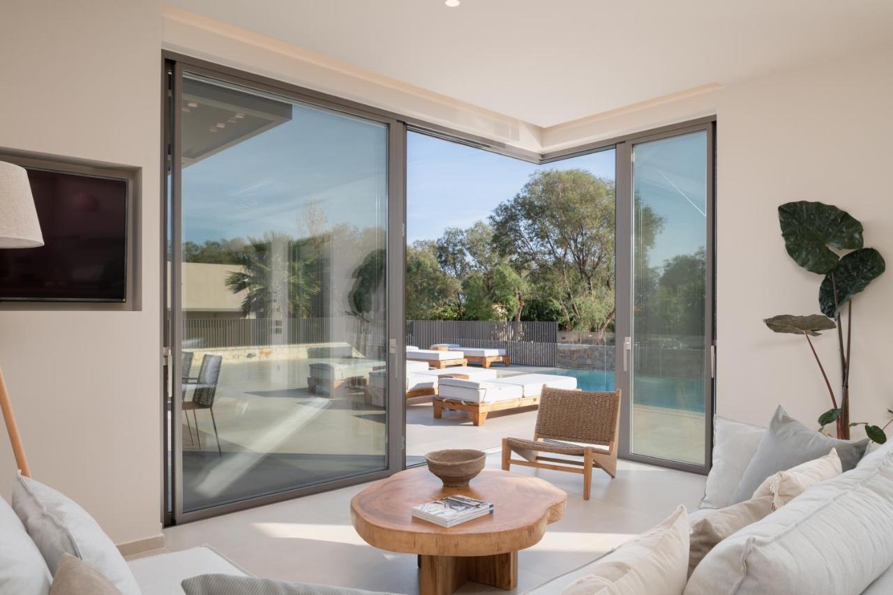 Athina Luxury Villa, With Pool & Walk To The Beach, By Thinkvilla 하니아 외부 사진