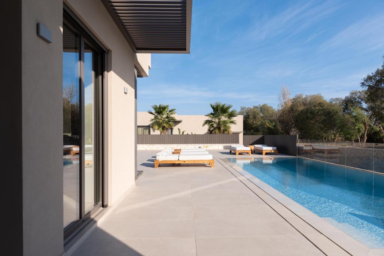 Athina Luxury Villa, With Pool & Walk To The Beach, By Thinkvilla 하니아 외부 사진